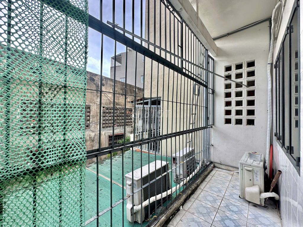Rent room near the west stop - common toilet