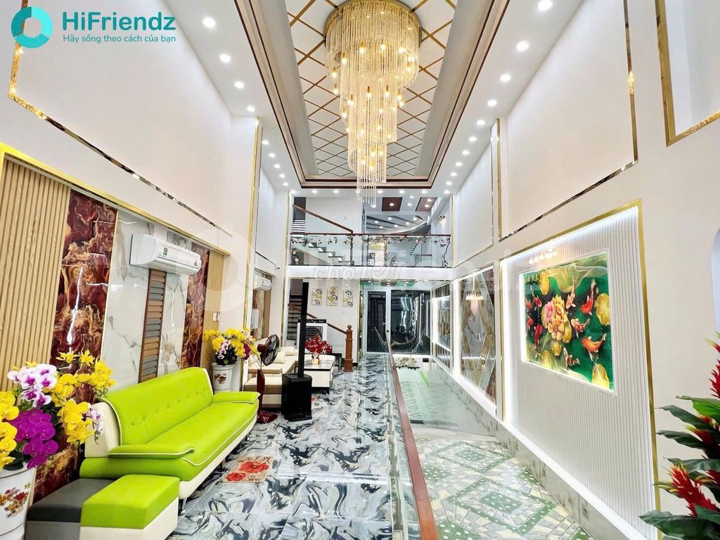 The room has Âu Dương Lân elevators. Eight, eight, eight million a month.