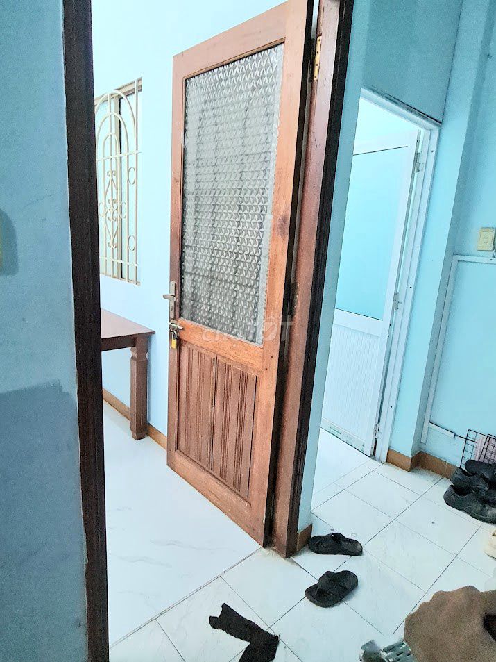 Two bedrooms 60 meters wide, one kitchen with a balcony. Seven million and five.