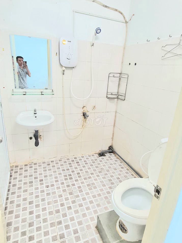 Two bedrooms 60 meters wide, one kitchen with a balcony. Seven million and five.