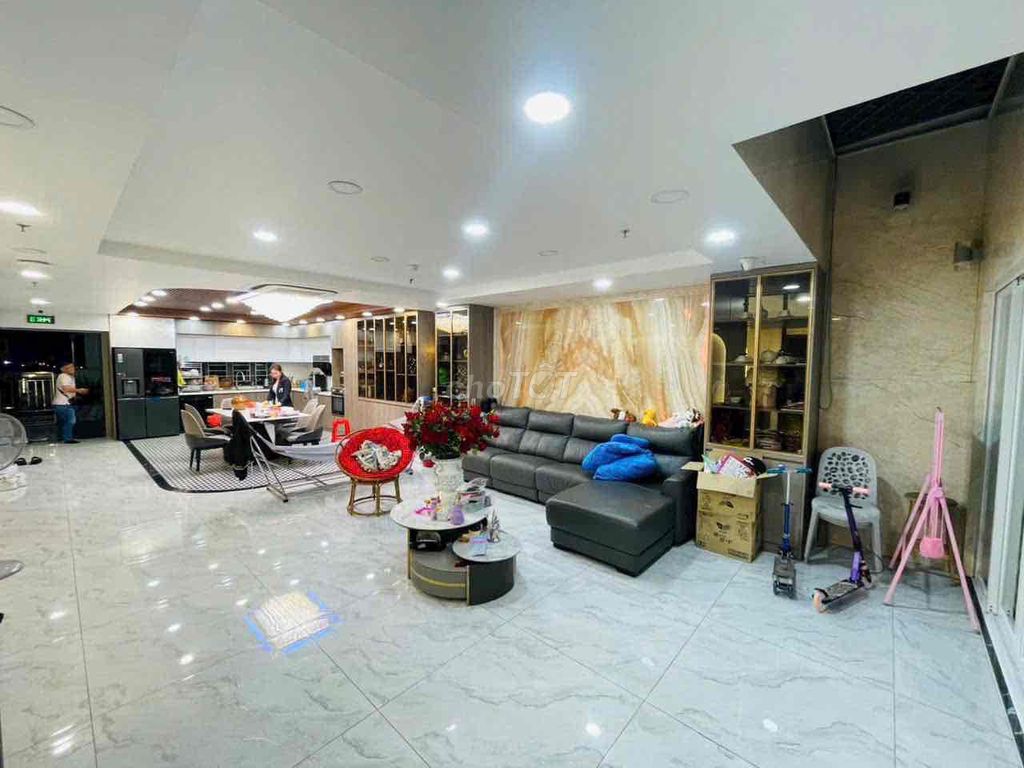 Rent a cash house Cống Quỳnh, District 1 D/T 228 m2, 3 floors, 100 percent new home.