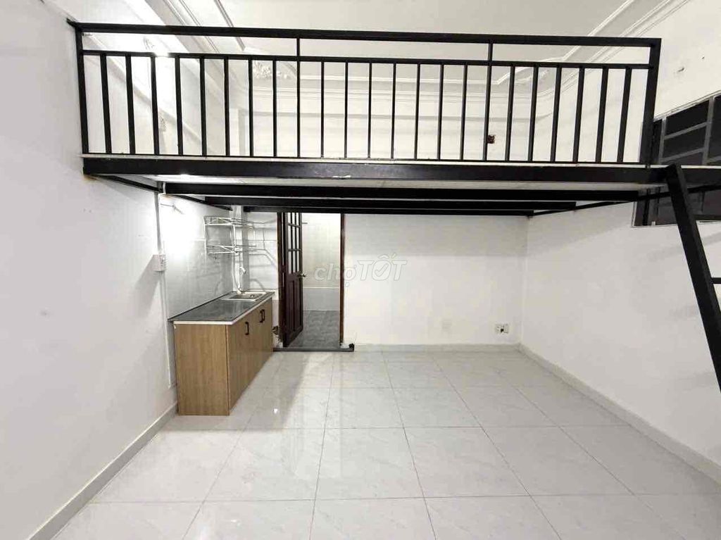 35 M2 elevator guard with a cheap air conditioning right at Lê Văn Sỹ.