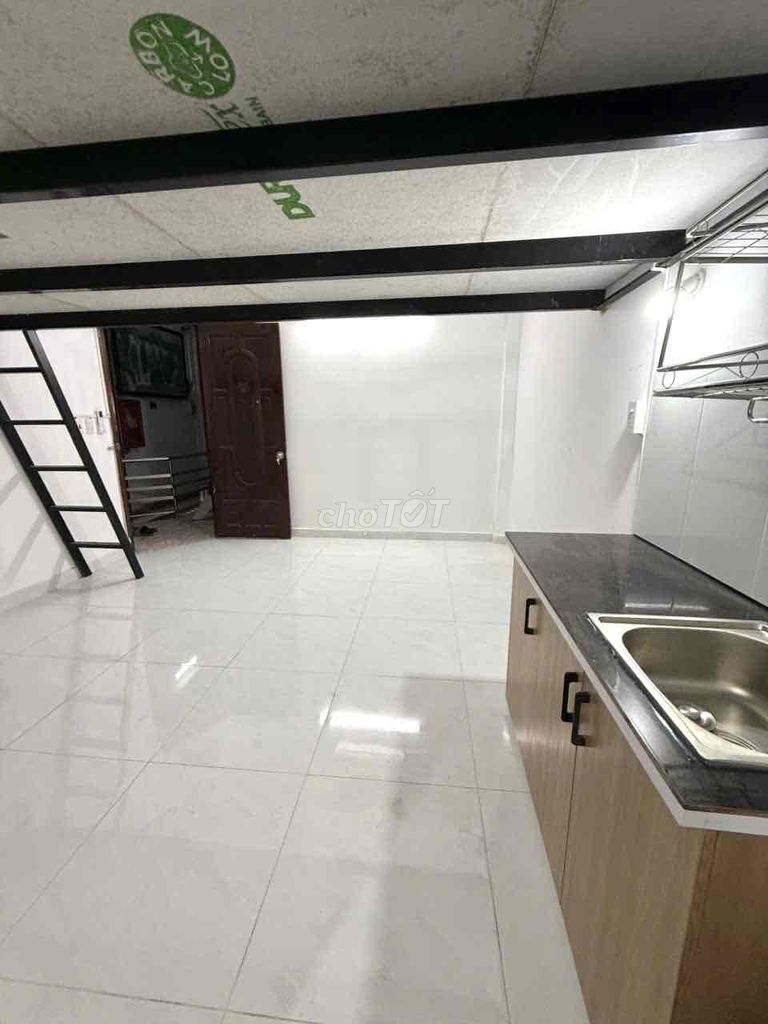 35 M2 elevator guard with a cheap air conditioning right at Lê Văn Sỹ.