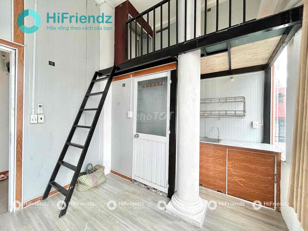 The full window window room is full of cheap furniture at the center.