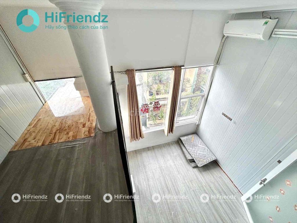 The full window window room is full of cheap furniture at the center.
