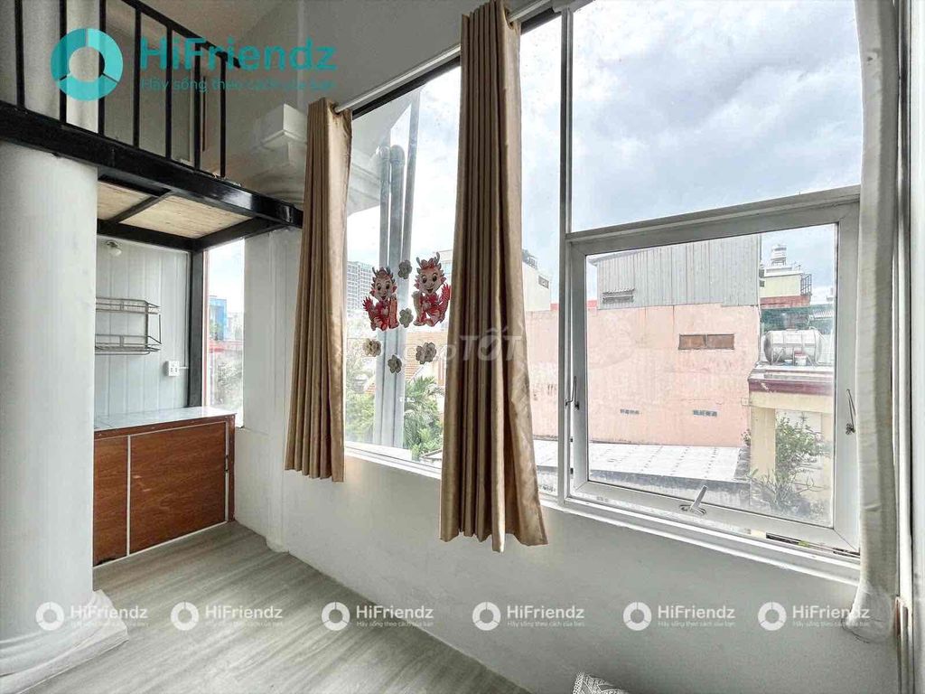 The full window window room is full of cheap furniture at the center.