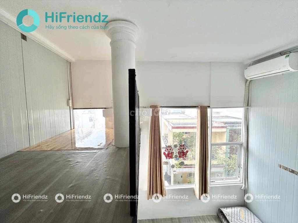 The full window window room is full of cheap furniture at the center.