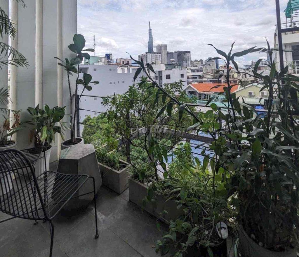 The owner of the room is the only one with the low-priced balcony.