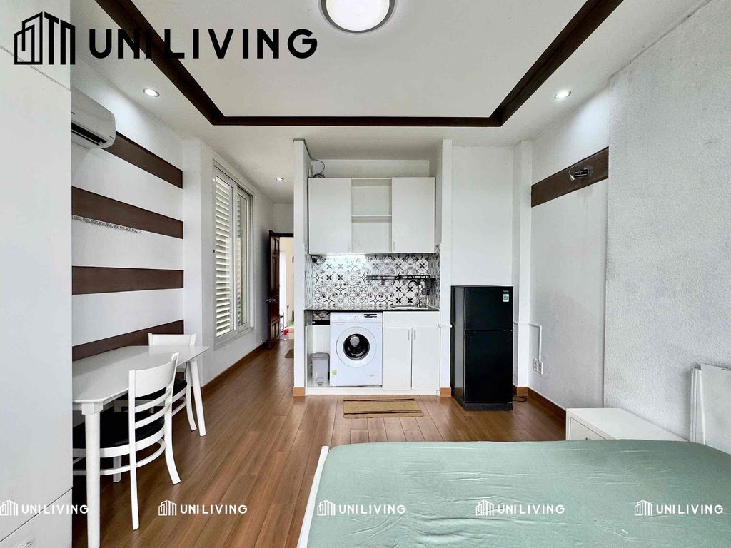 Rent a balcony apartment 30 M2 with her own washing machine near the court.