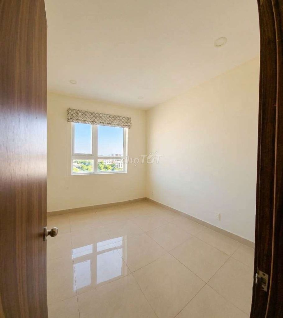 Topaz on the second floor, 3 bedroom corner, empty house in right away.