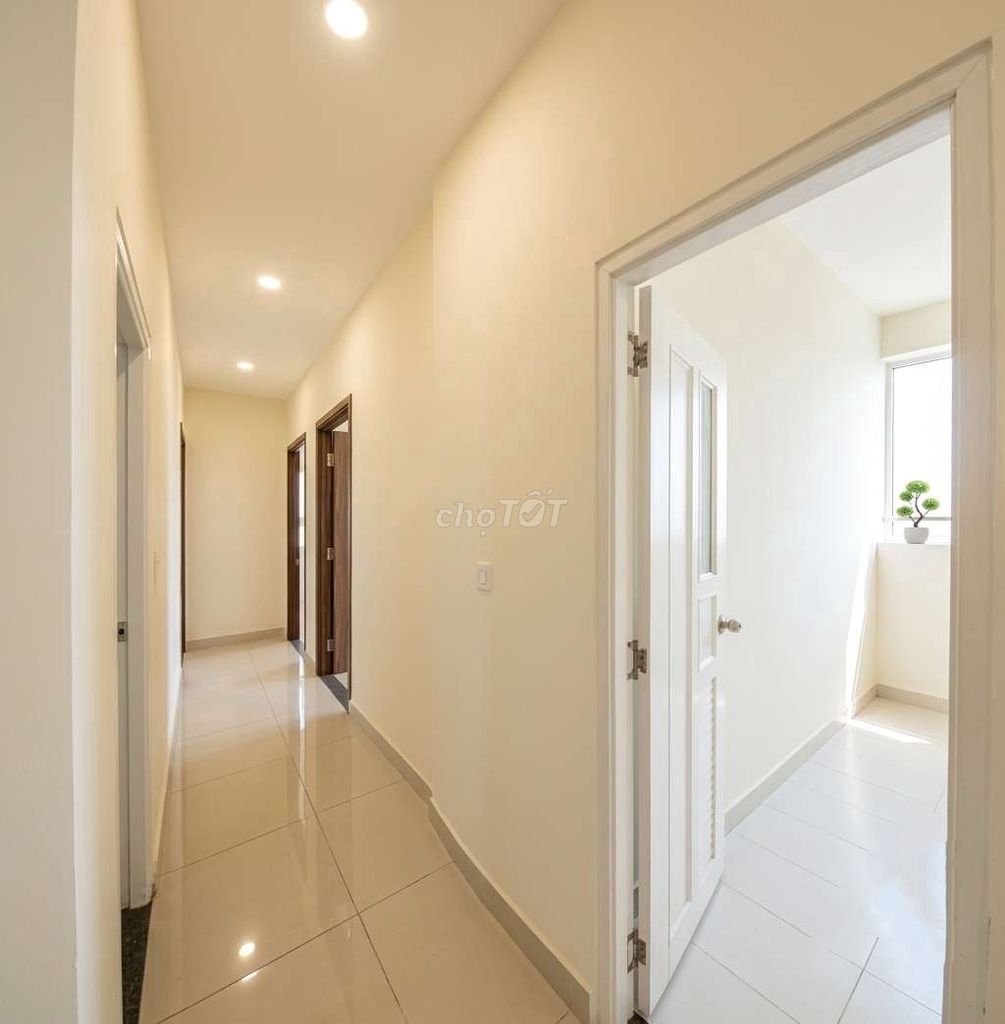 Topaz on the second floor, 3 bedroom corner, empty house in right away.