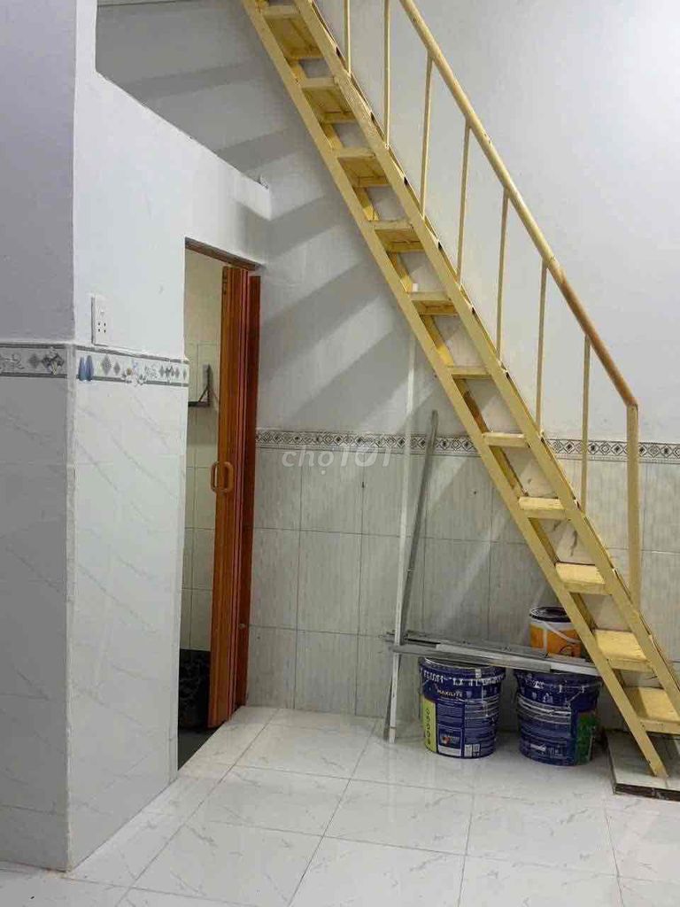 Rent the original house near the market. Mrs. Nguyễn Thiện Thuật.