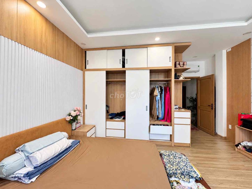 Rent a business license, a lot of bones, and two full interior apartments.