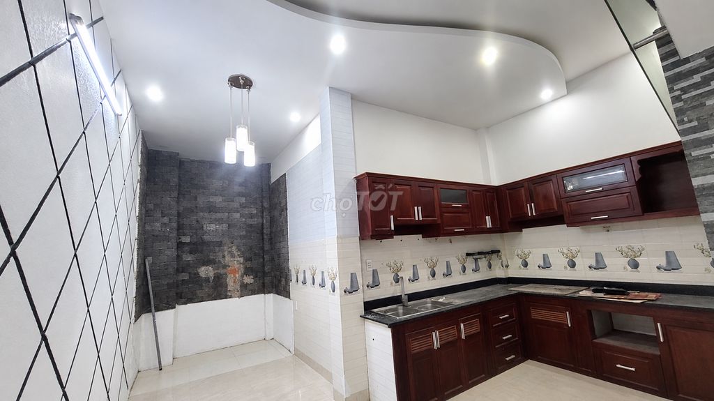 Mainman, car alley renter. số 8, Linh Xuân.
