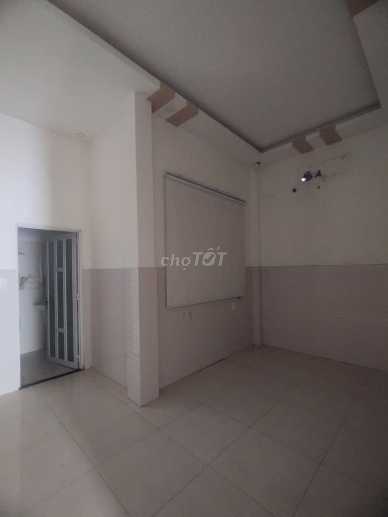 Mainman, car alley renter. số 8, Linh Xuân.