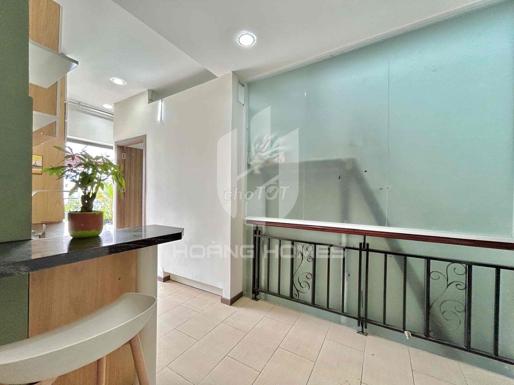 Rent a balcony/ window- Lakeview City.