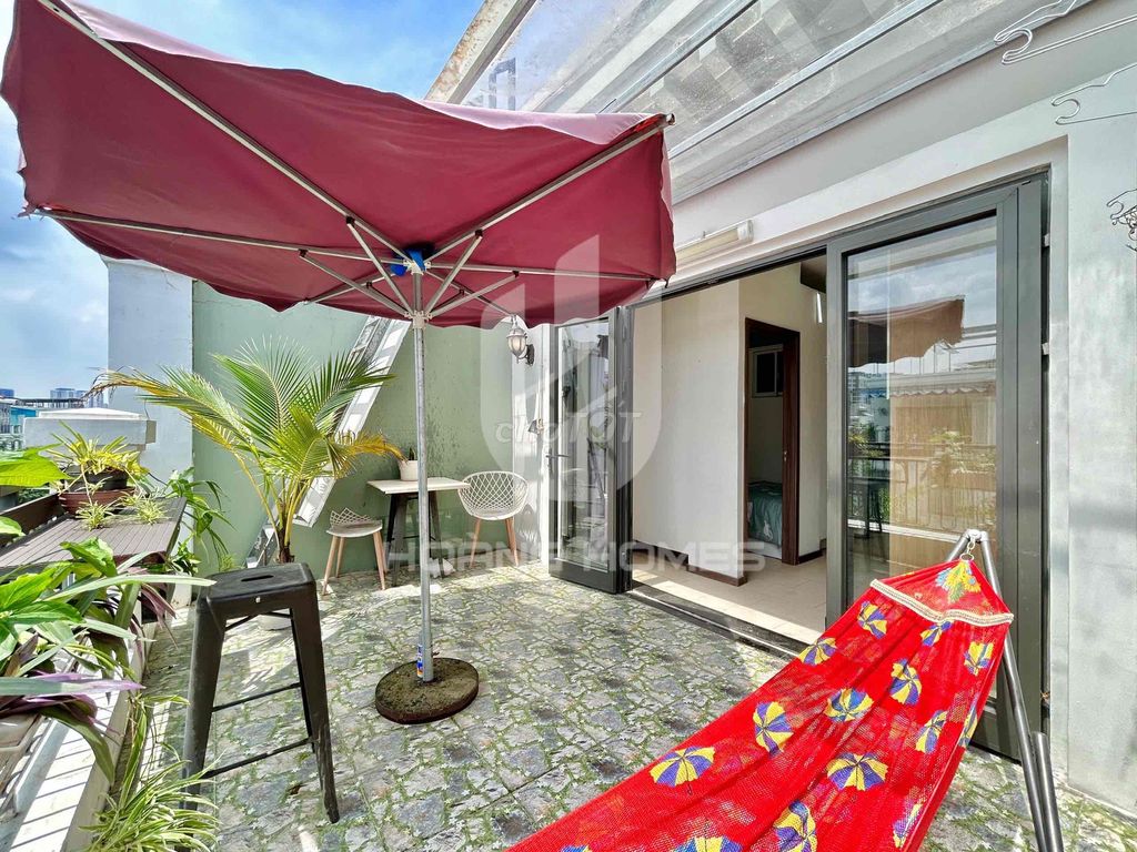 Rent a balcony/ window- Lakeview City.