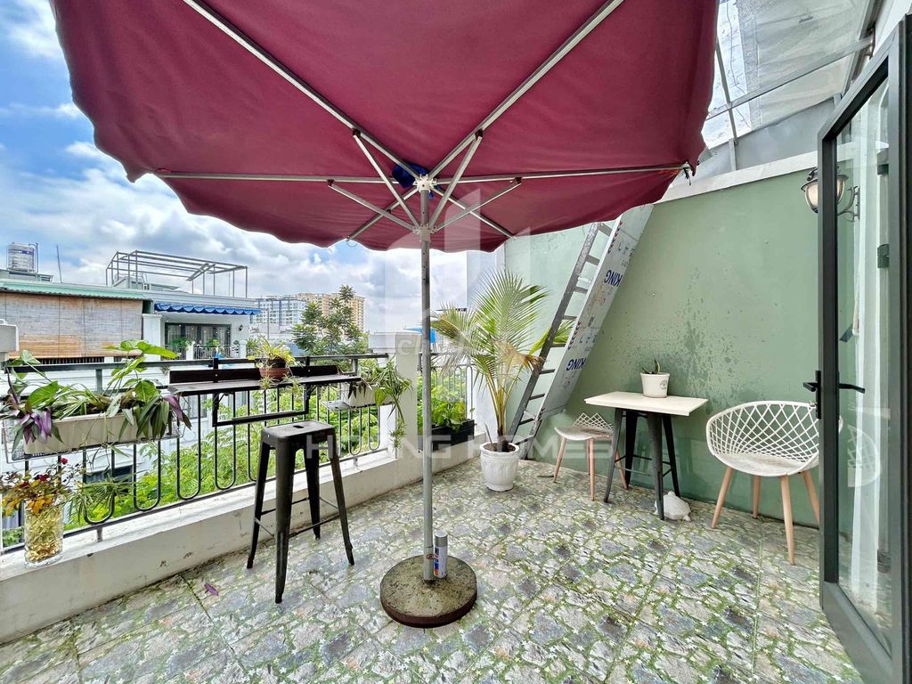 Rent a balcony/ window- Lakeview City.