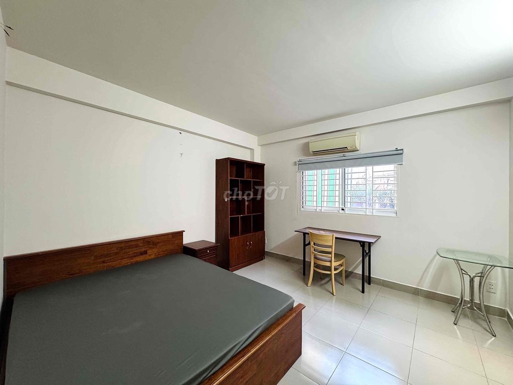 Rent the apartment. A whole new interior room. 100% right here at the University of the 10th.