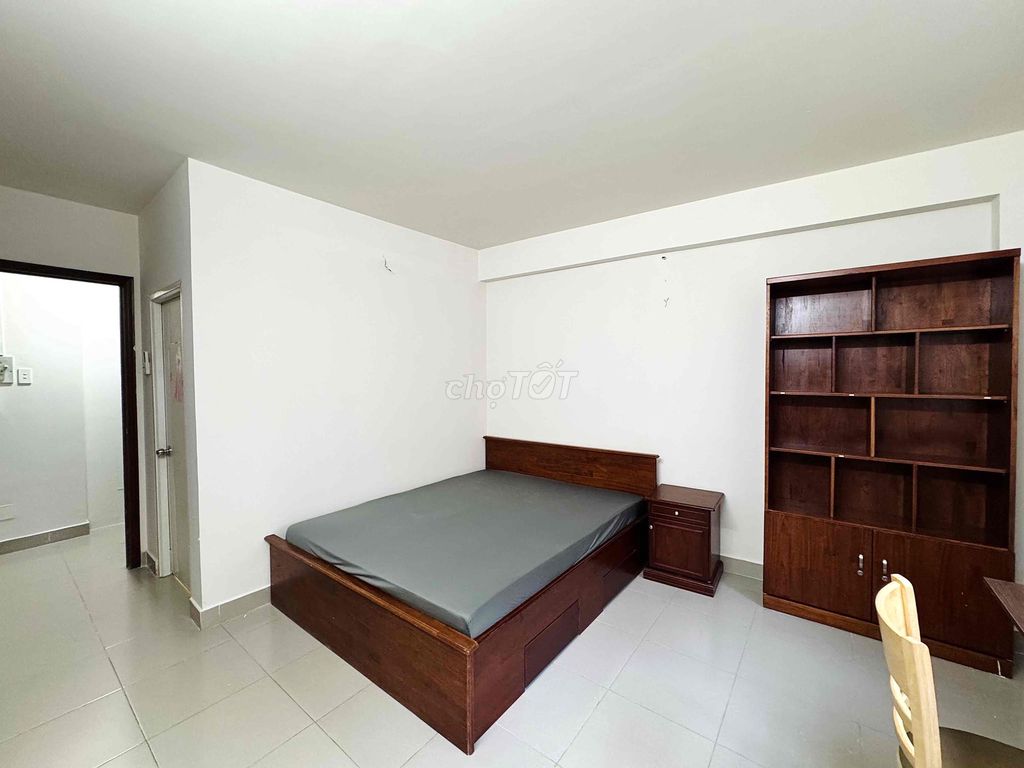 Rent the apartment. A whole new interior room. 100% right here at the University of the 10th.
