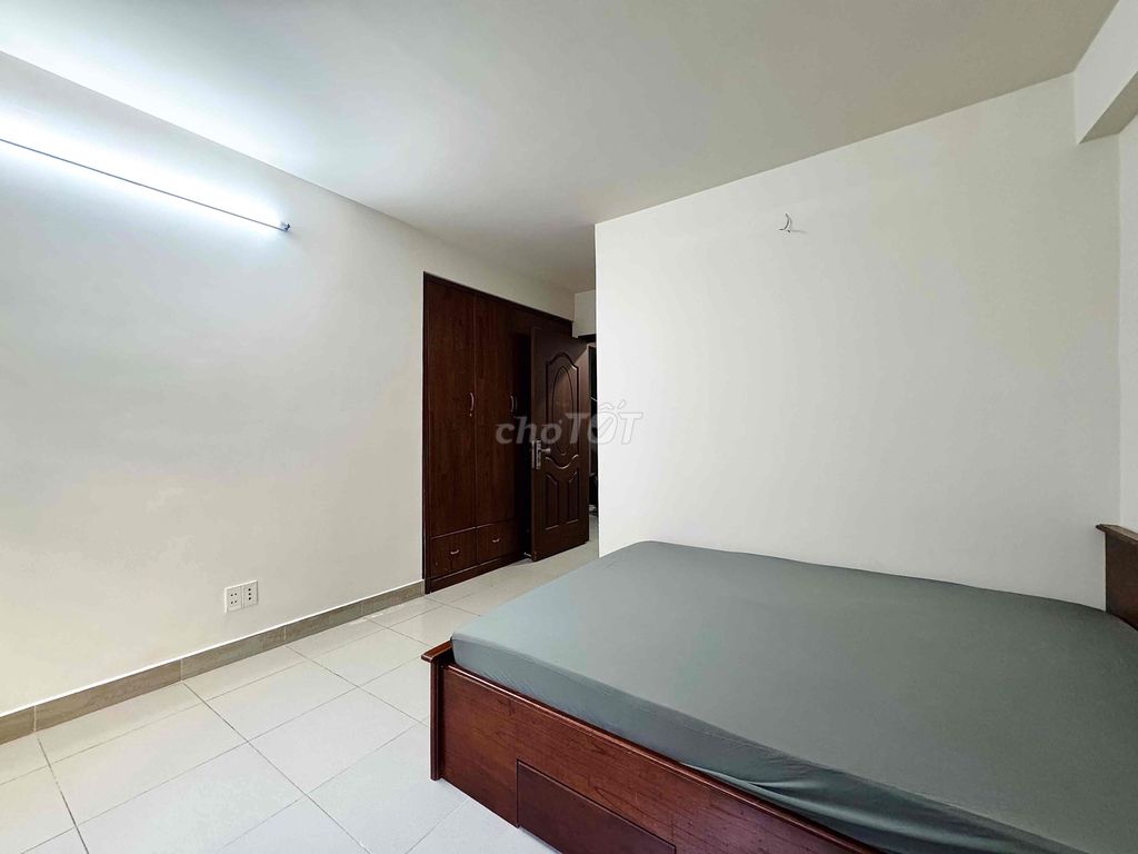 Rent the apartment. A whole new interior room. 100% right here at the University of the 10th.