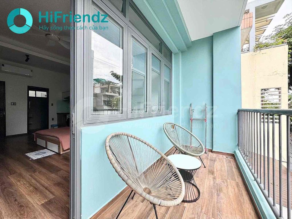 Studio wide banconl - lots of light - full interior - elevator