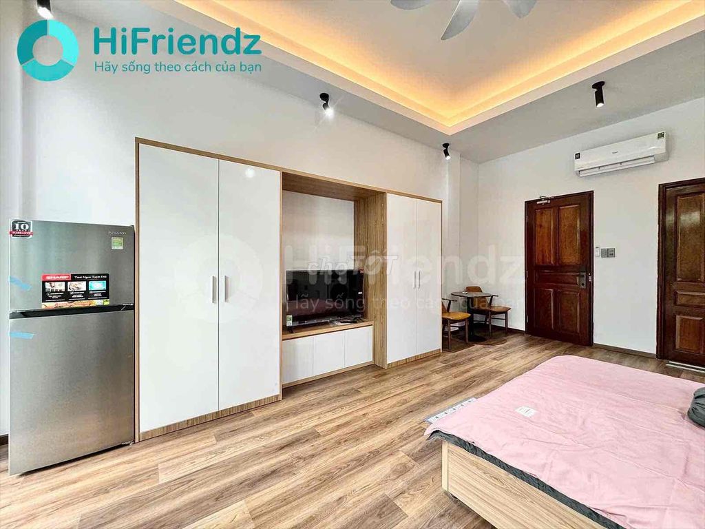 Studio wide banconl - lots of light - full interior - elevator