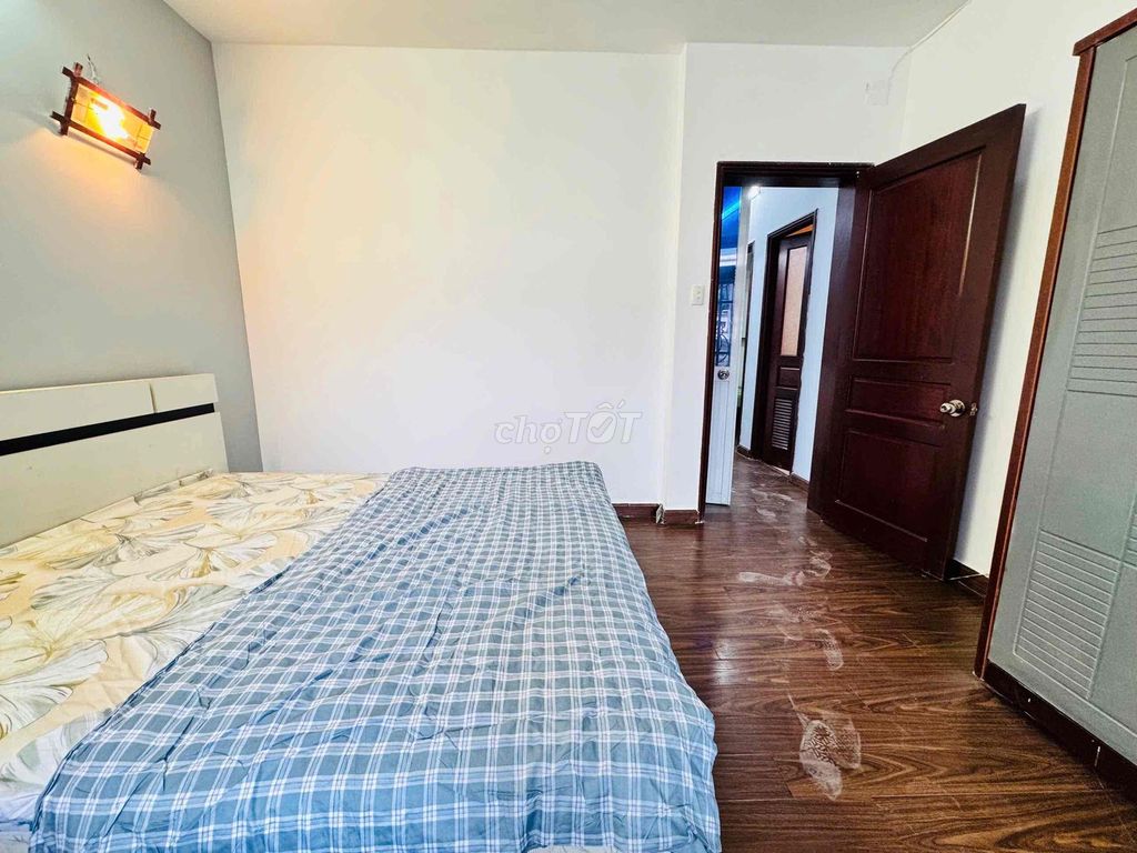 Open the apartment. Two bedrooms. 80 meters.