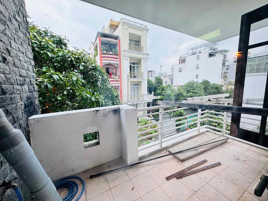 Open the apartment. Two bedrooms. 80 meters.