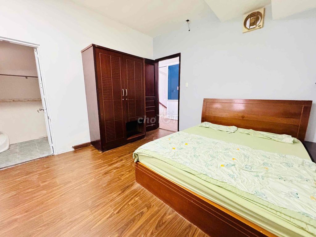 Open the apartment. Two bedrooms. 80 meters.