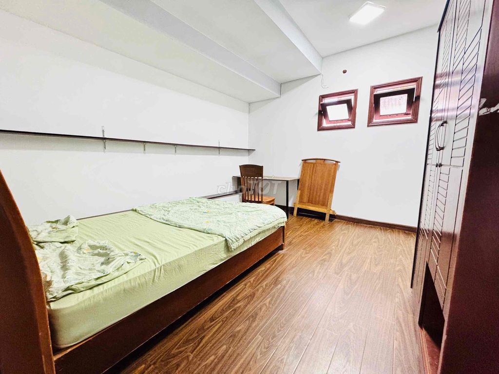Open the apartment. Two bedrooms. 80 meters.
