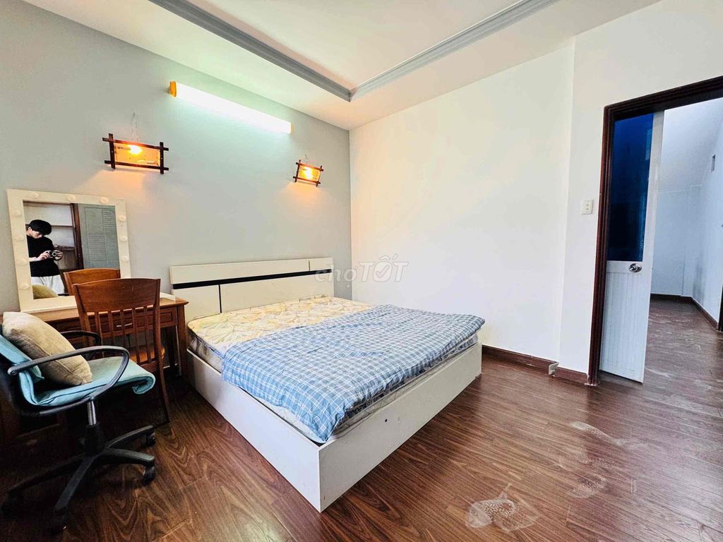 Open the apartment. Two bedrooms. 80 meters.