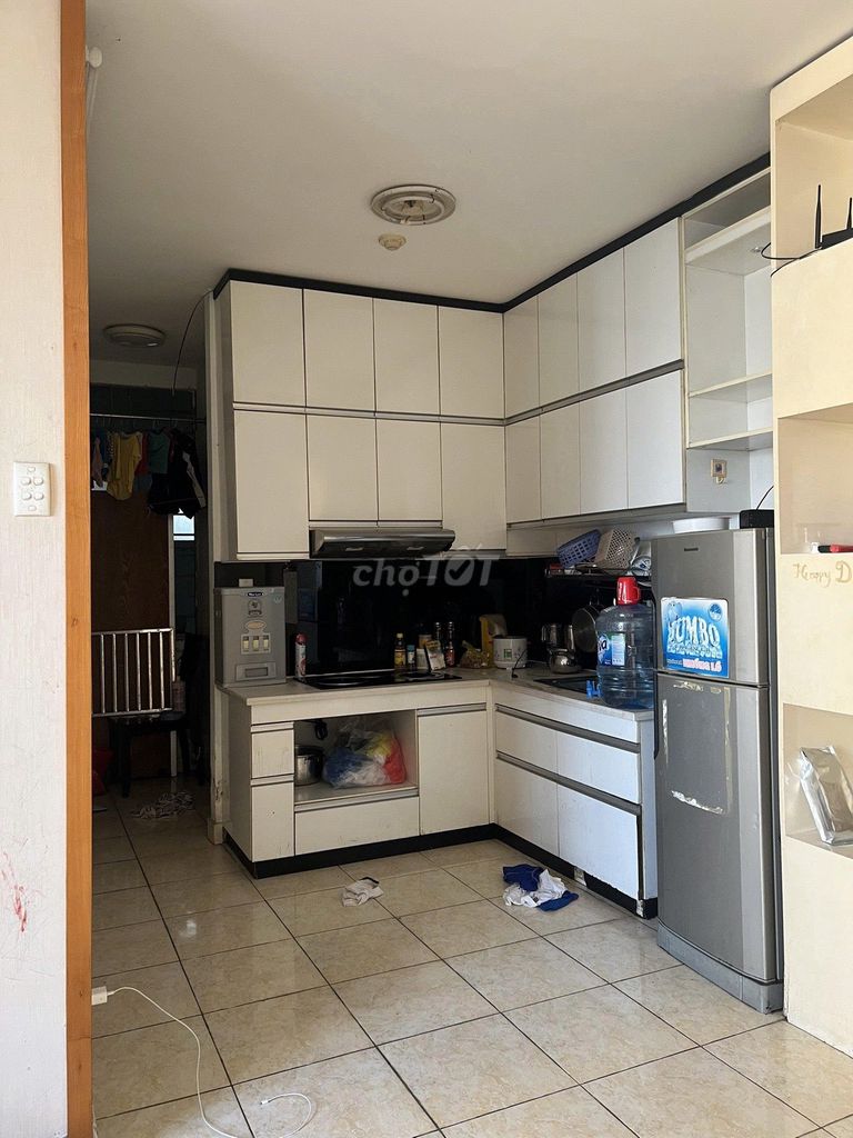 We need to rent a Middle Eastern apartment, two bedrooms, two interior toilets.