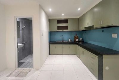 Rent 4 x18 3 floors nice north side.