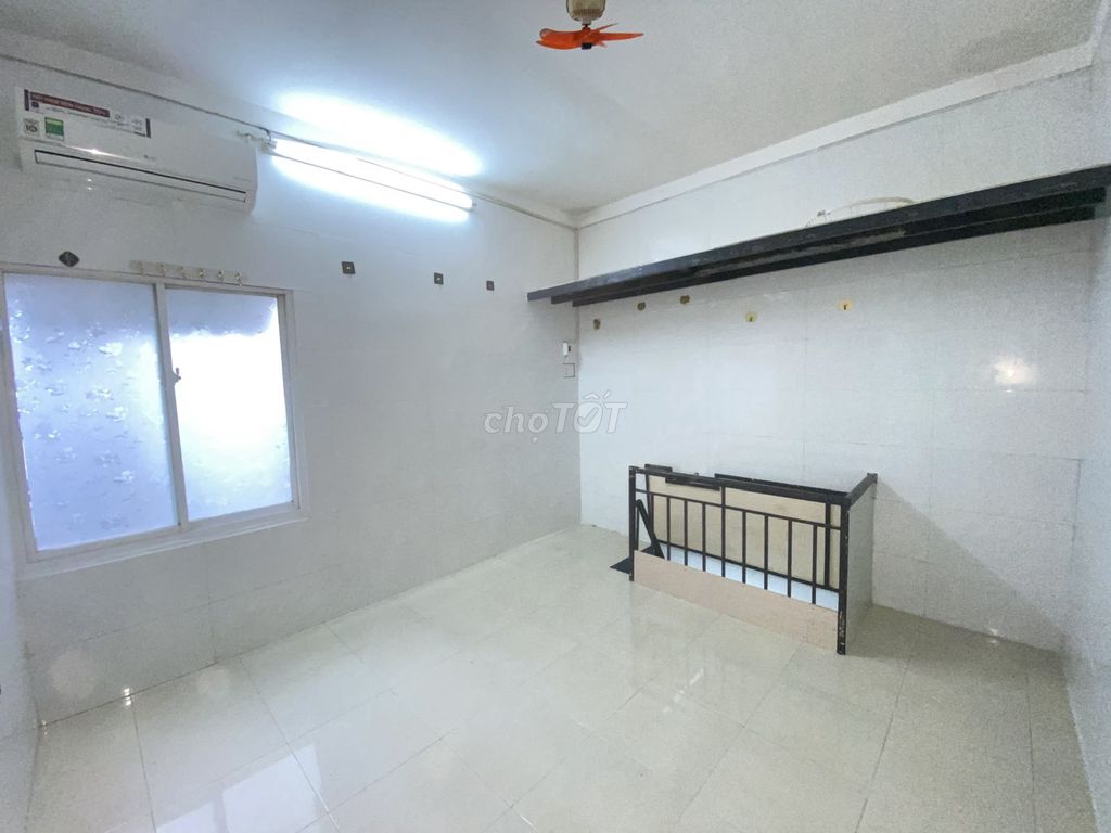 We're renting a 1st floor down by Lê Văn Sỹ Bridge.