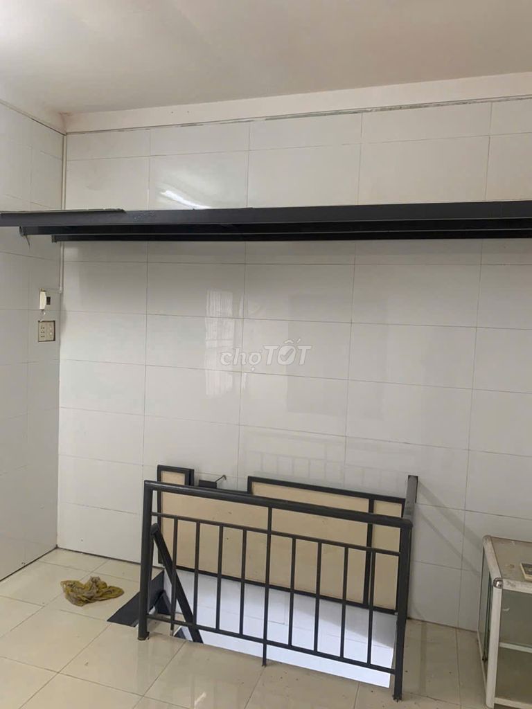 We're renting a 1st floor down by Lê Văn Sỹ Bridge.