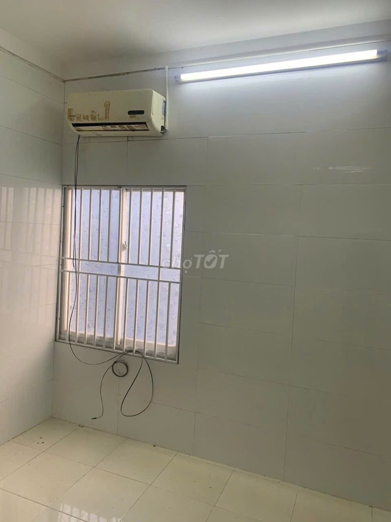 We're renting a 1st floor down by Lê Văn Sỹ Bridge.