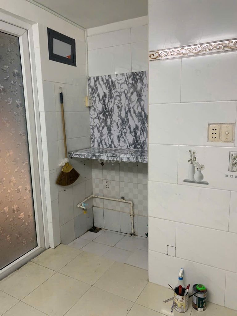 We're renting a 1st floor down by Lê Văn Sỹ Bridge.