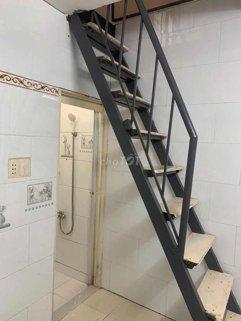 We're renting a 1st floor down by Lê Văn Sỹ Bridge.