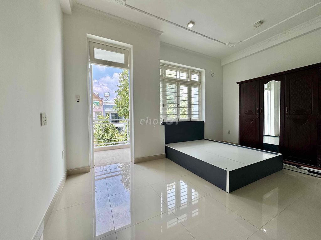 - The new super-wide balcony room - 7 District 8 is 5.5 million.