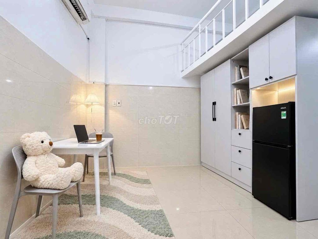 Cheapest rent hotel room at the most modern-painted airport - full interior