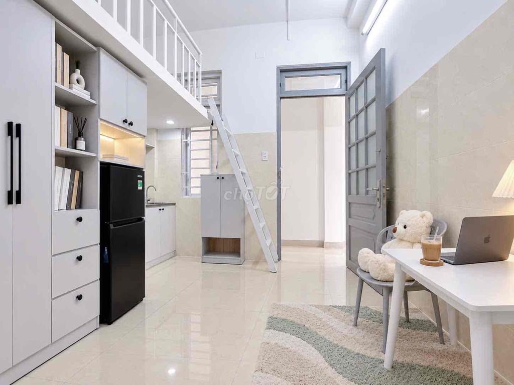 Cheapest rent hotel room at the most modern-painted airport - full interior