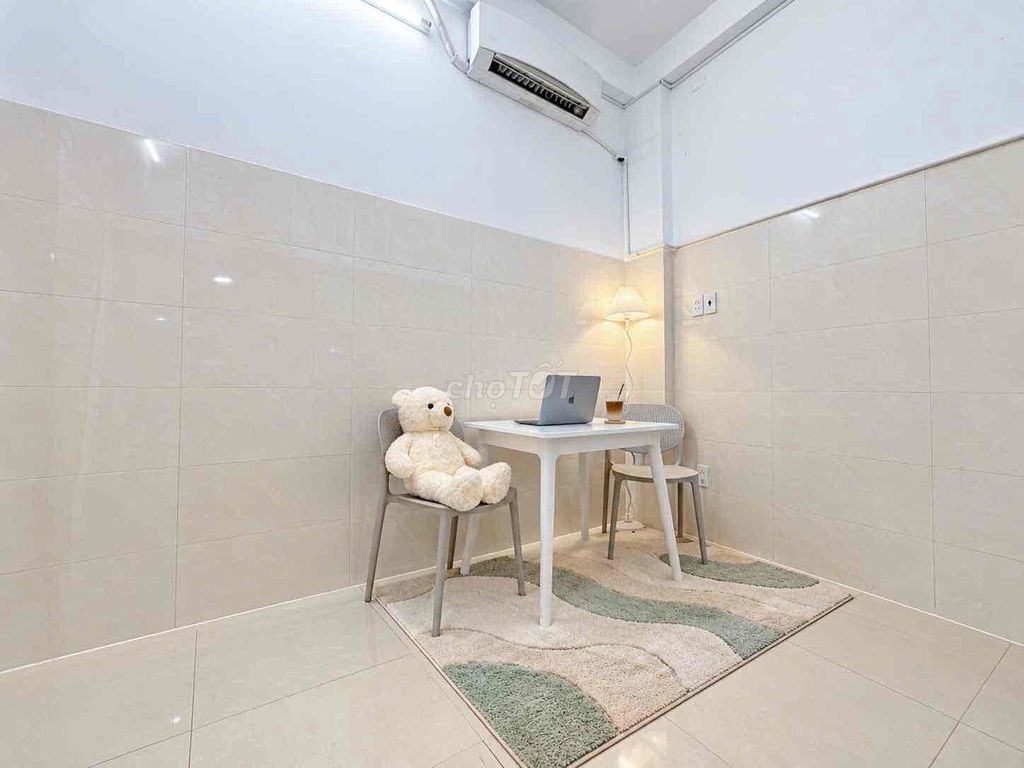 Cheapest rent hotel room at the most modern-painted airport - full interior