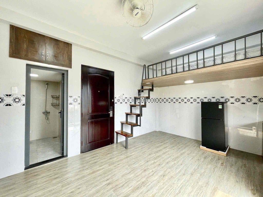 Rent a room with cheap balcony guards at the University of Lang Gò Vấp.