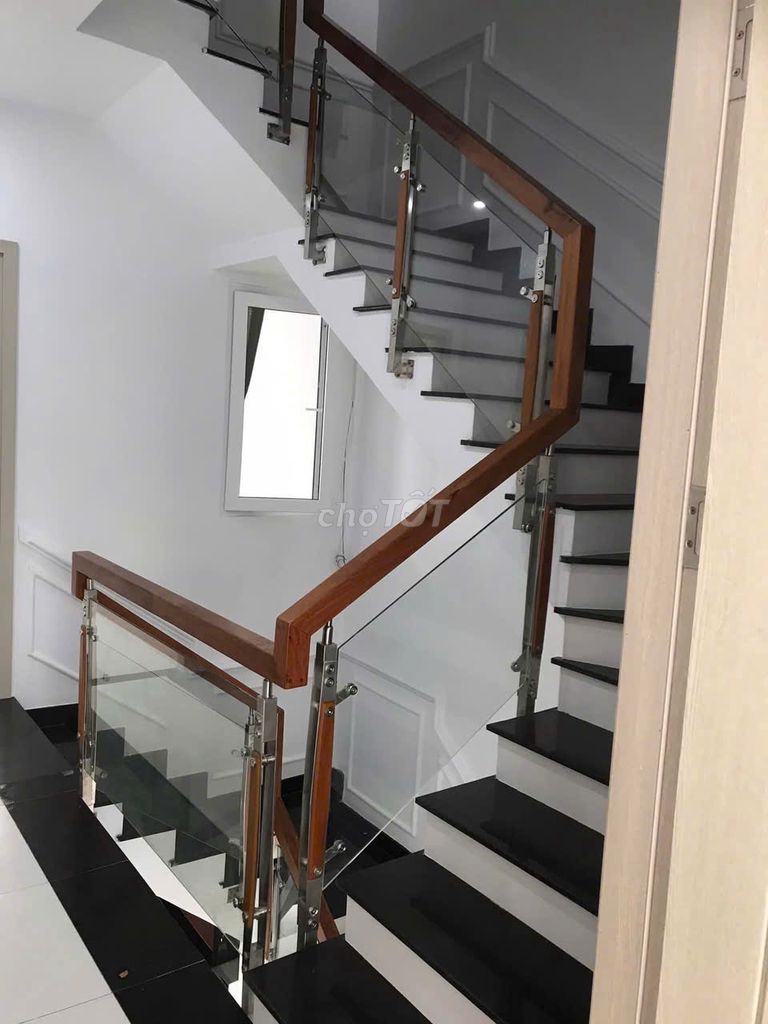 Rent Lovera Park Street 4 bedroom 5-fullland toilets - right in the pool + Gym