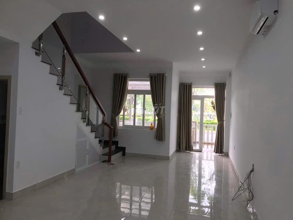 Rent Lovera Park Street 4 bedroom 5-fullland toilets - right in the pool + Gym