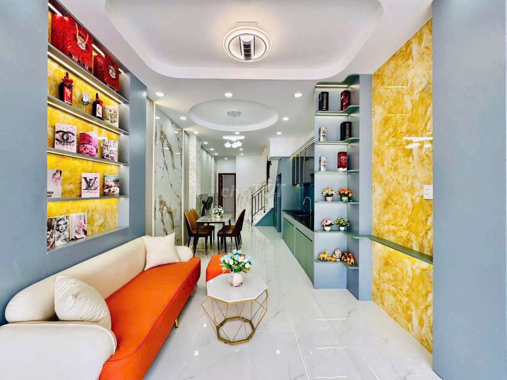 Three bedrooms. Three toilets.