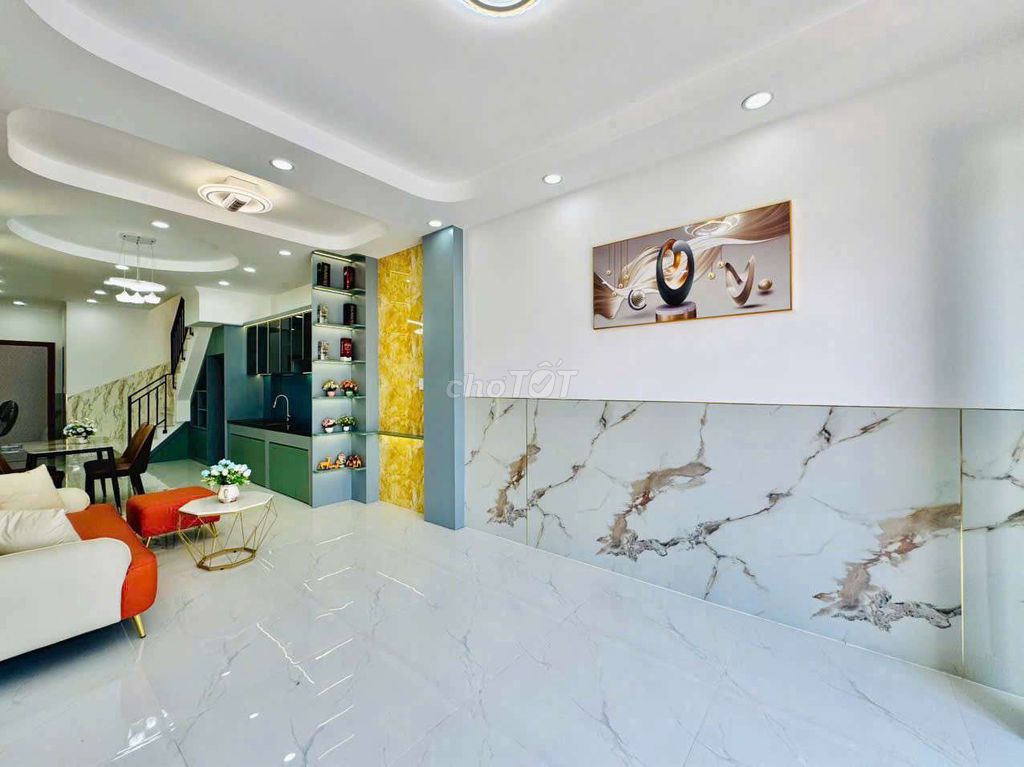 Three bedrooms. Three toilets.