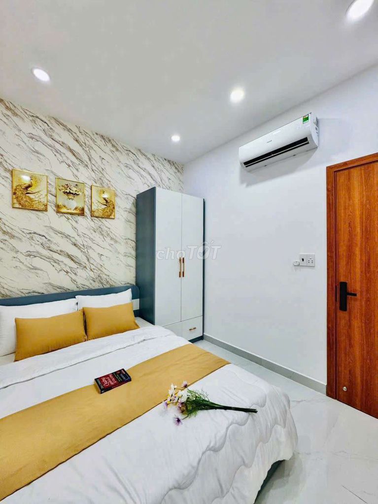 Three bedrooms. Three toilets.