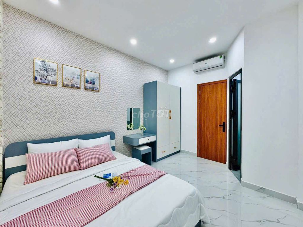 Three bedrooms. Three toilets.